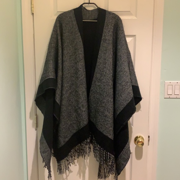 Grey and black chevron design fringe bottom poncho / wrap - Picture 3 of 4
